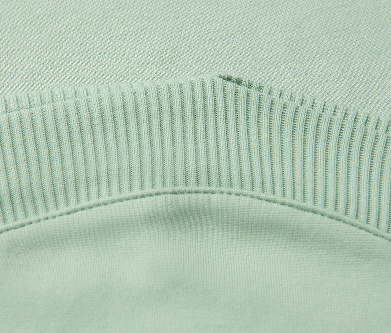 Detailansicht eines salbeigrünem Street One T-Shirts mit Rippdetail.