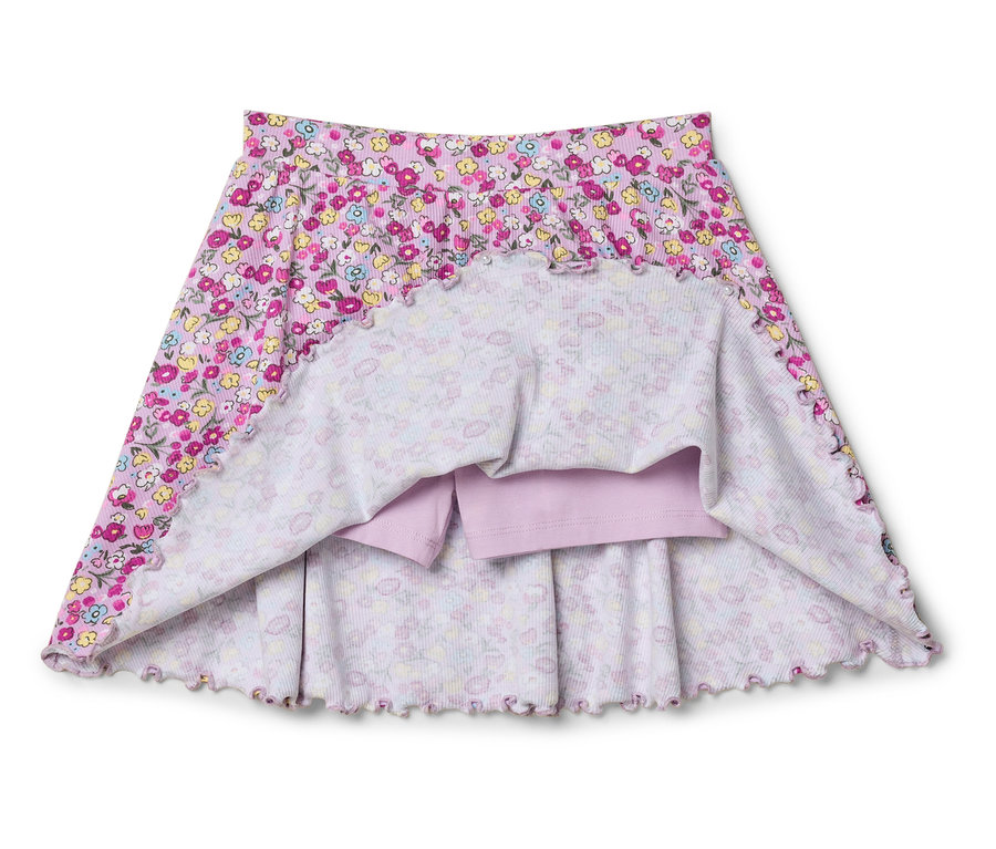 Nahaufnahme eines rosa Kinderrocks mit Blumenmuster und integrierten lilafarbenen Shorts.