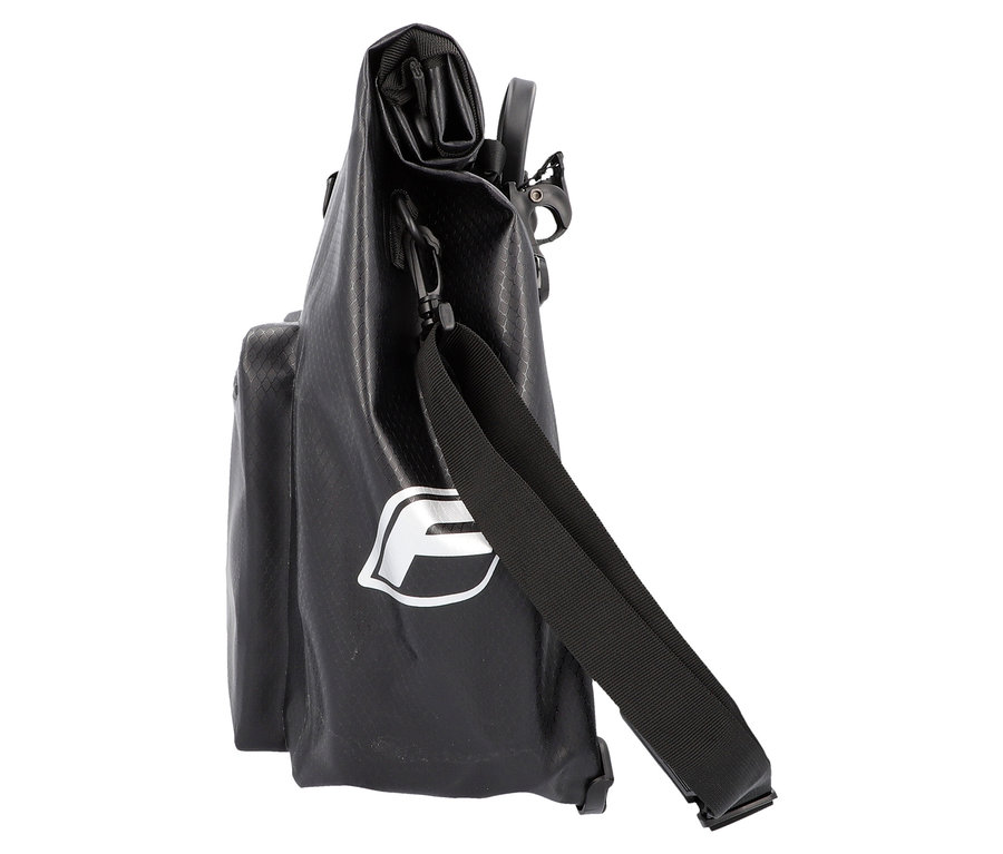 Die schwarze FISCHER Gepäckträgertasche PLUS+ Terra mit Tragegurt und silbernem Logo ist seitlich abgebildet.