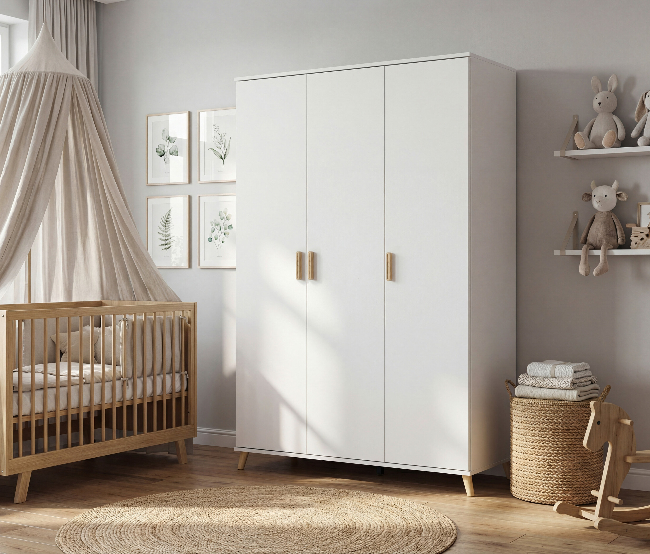 Kinderzimmer mit Gitterbett unter Baldachin, weißem Kleiderschrank, Regalen mit Stofftieren, Korb mit Decken und Holzpferd auf einem Teppich.