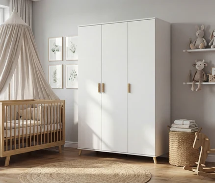 Kinderzimmer mit Gitterbett unter Baldachin, weißem Kleiderschrank, Regalen mit Stofftieren, Korb mit Decken und Holzpferd auf einem Teppich.