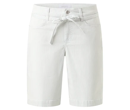 Helle, kurze Hose mit feinen Streifen und Bindegürtel vor neutralem Hintergrund.