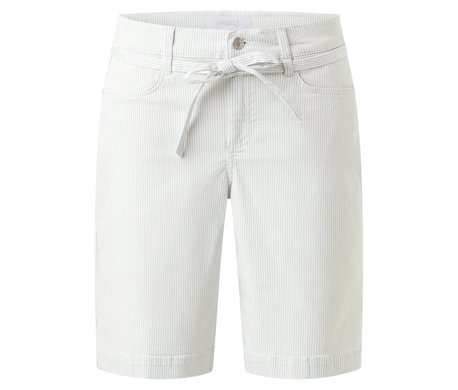 Helle, kurze Hose mit feinen Streifen und Bindegürtel vor neutralem Hintergrund.
