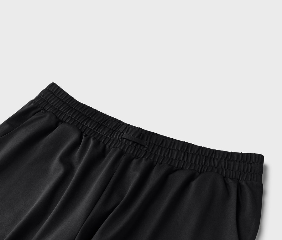 Detailansicht von schwarzen Hosen mit elastischem Bund.