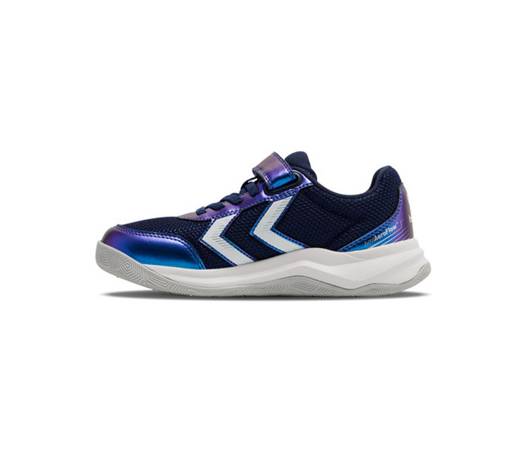 Ein einzelner dunkelblauer und irisierender violetter Sneaker mit weißen Chevron-Streifen, weißer Zwischensohle, grauer Laufsohle und Klettverschluss. „hmAeroflow“ ist an der Seite sichtbar.