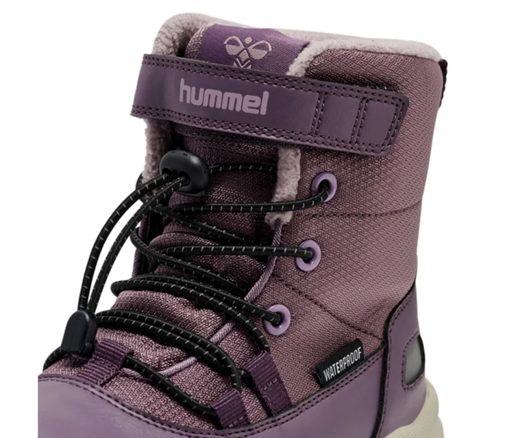 Nahaufnahme eines pflaumenfarbenen hummel® »Schneestiefel Snow Boot Tex« mit flauschigem Futter, schwarzen Elastikschnürsenkeln mit Stopper, Klettverschluss und "WATERPROOF"-Etikett.