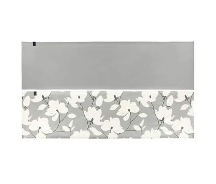 Zwei graue Tischläufer der SCHÖNER WOHNEN-Kollektion, einer unifarben und einer mit weißem Blumenmuster.