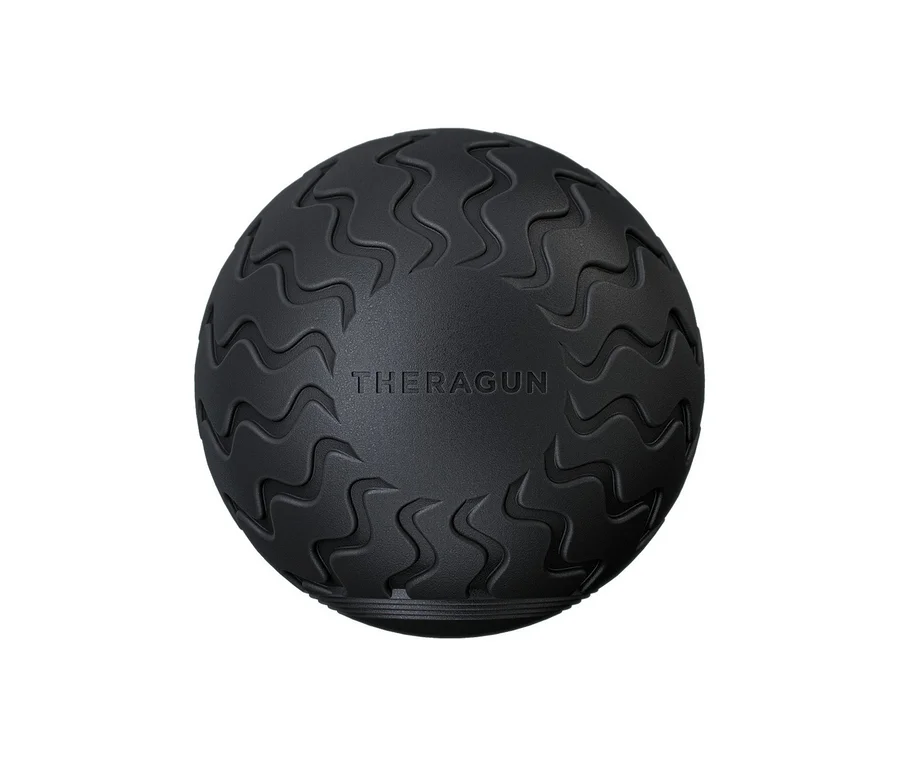Schwarzer Therabody WaveSolo Massageball mit wellenförmiger Textur und "THERAGUN"-Prägung.