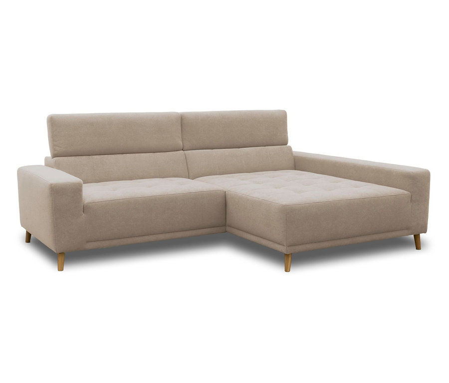 Ein beiges L-förmiges Ecksofa mit Holzbeinen und getufteten Sitzen, das verstellbare Kopfstützen aufweist.