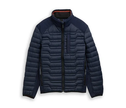 Dunkelblaue Steppjacke mit wellenförmigem Steppmuster am Körper, glattem Stoff an Schultern und Seiten, Stehkragen mit orangefarbenem Futter, durchgehendem schwarzem Reißverschluss und seitlichen Reißverschlusstaschen, flach auf weißem Hintergrund liegend.