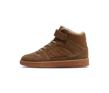 Brauner hummel® St Power Play Mid Wt Jr Sneaker, von der Seite gezeigt, mit Schnürsenkeln und Klettverschluss.