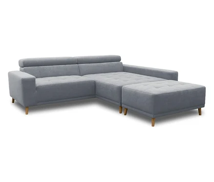 Ein graues L-förmiges Ecksofa mit einer angefügten Chaiselongue und einem separaten passenden Hocker, alle mit getufteten Sitzflächen und hellen Holzbeinen, vor weißem Hintergrund.