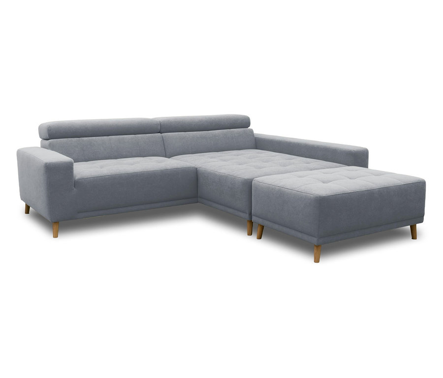 Ein graues L-förmiges Ecksofa mit einer angefügten Chaiselongue und einem separaten passenden Hocker, alle mit getufteten Sitzflächen und hellen Holzbeinen, vor weißem Hintergrund.