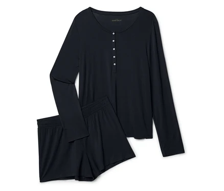 Dunkelblauer Pyjama-Set mit langärmligem Oberteil mit Henley-Ausschnitt und fünf weißen Knöpfen sowie passenden Shorts mit elastischem Bund.
