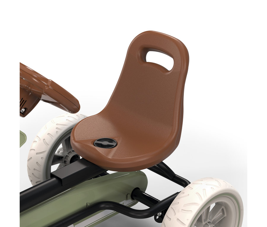 Ein Go-Kart mit braunem Sitz, olivgrünem Rahmen und weißen Rädern. Ein braunes Lenkrad ist links teilweise sichtbar.