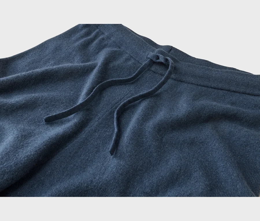 Nahaufnahme einer blauen Strickhose mit Kordelzug am Bund, die die weiche, flauschige Textur des Stoffes zeigt.