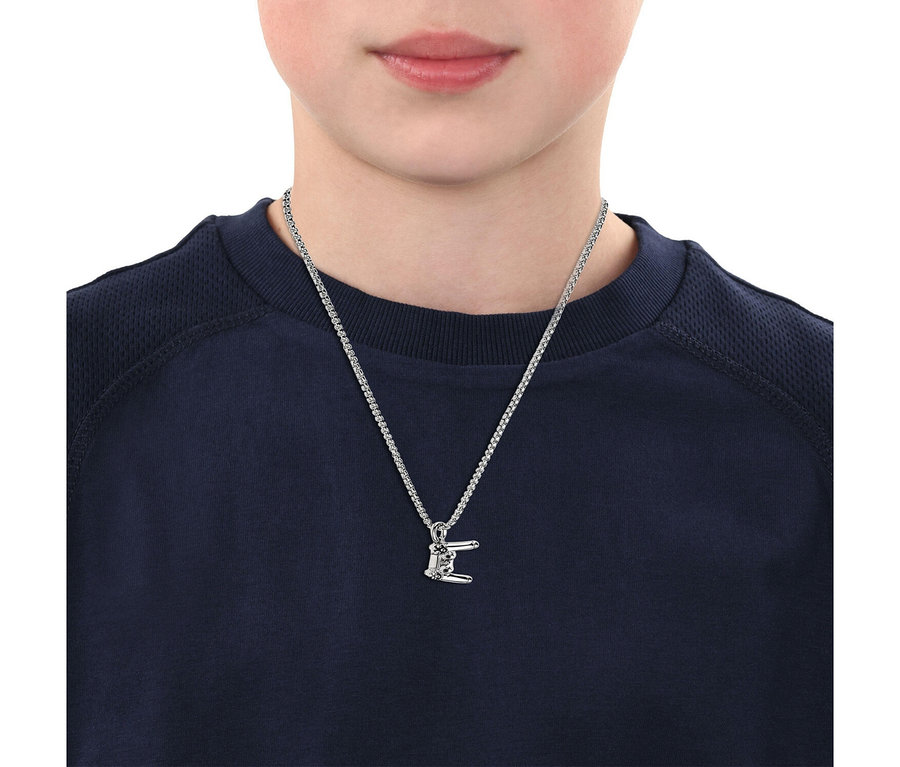 Kind trägt ein dunkelblaues Shirt und eine silberfarbene Halskette mit einem „E“-Anhänger.