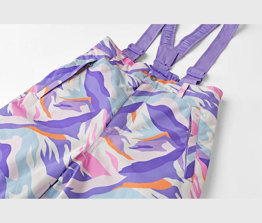 Bunte Skihose mit Trägern und abstraktem Muster in Lila, Pink, Orange, Hellblau und Weiß, mit Reißverschlusstaschen.