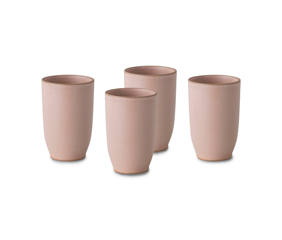 Vier rosa, zylinderförmige Becher stehen auf einem weißen Untergrund.