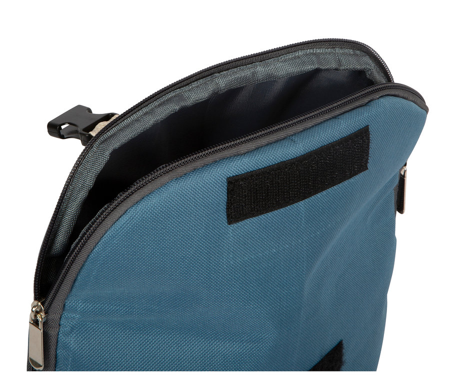 Detailaufnahme einer offenen, blauen Tasche mit schwarzem Reißverschluss und Klettverschluss.