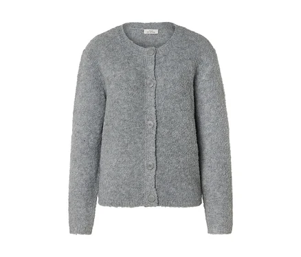 Graue Strickjacke mit Rundhalsausschnitt und Knopfleiste auf weißem Hintergrund.