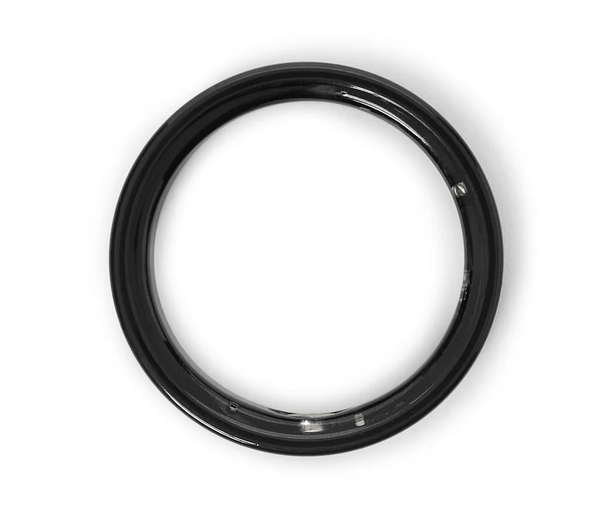 Ein schwarzer Ring auf weißem Hintergrund.