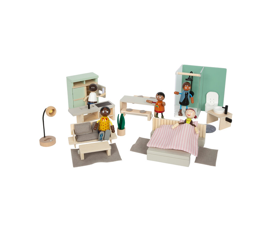 small foot Puppenhausmöbel-Set mit vier Holzpuppen. Eine Puppe sitzt auf dem Sofa im Wohnzimmer, eine liegt im Bett, eine steht an der Küchenzeile, und eine in der Dusche.