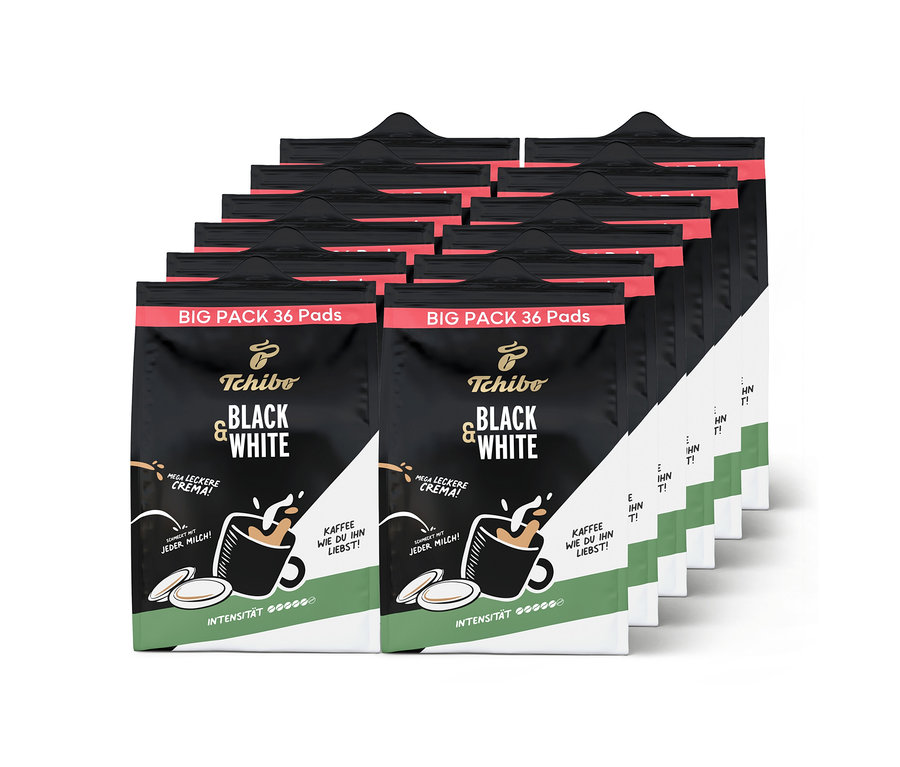 Zwölf schwarze und grüne Tchibo BLACK & WHITE Pads Großpackungen, jede mit 36 Kaffeepads, sind in Reihen gestapelt.