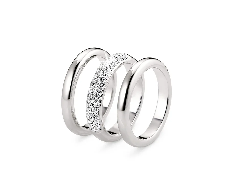 Ein Ring-Set verziert mit Swarovski® Kristallen liegt auf einem weißen Hintergrund.