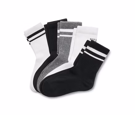 Mehrere Socken in Weiß, Grau und Schwarz sind gestapelt.