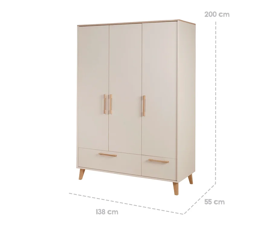 Heller, dreitüriger Kleiderschrank in Beige mit zwei Schubladen, Holzgriffen und Holzbeinen. Maße: 200x138x55 cm.