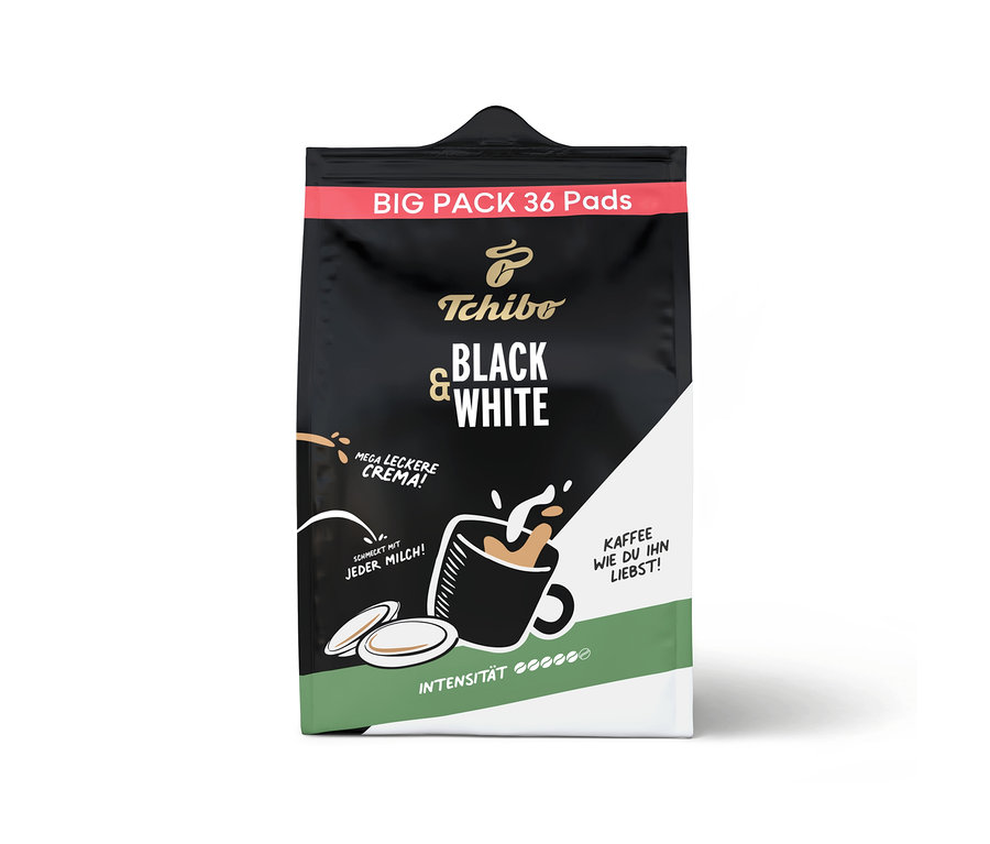 Schwarz-weiße Packung Tchibo BLACK & WHITE Pads - 36 Pads. Die Packung zeigt eine schwarze Kaffeetasse mit spritzendem Kaffee und zwei Kaffeepads, mit dem Tchibo-Logo.