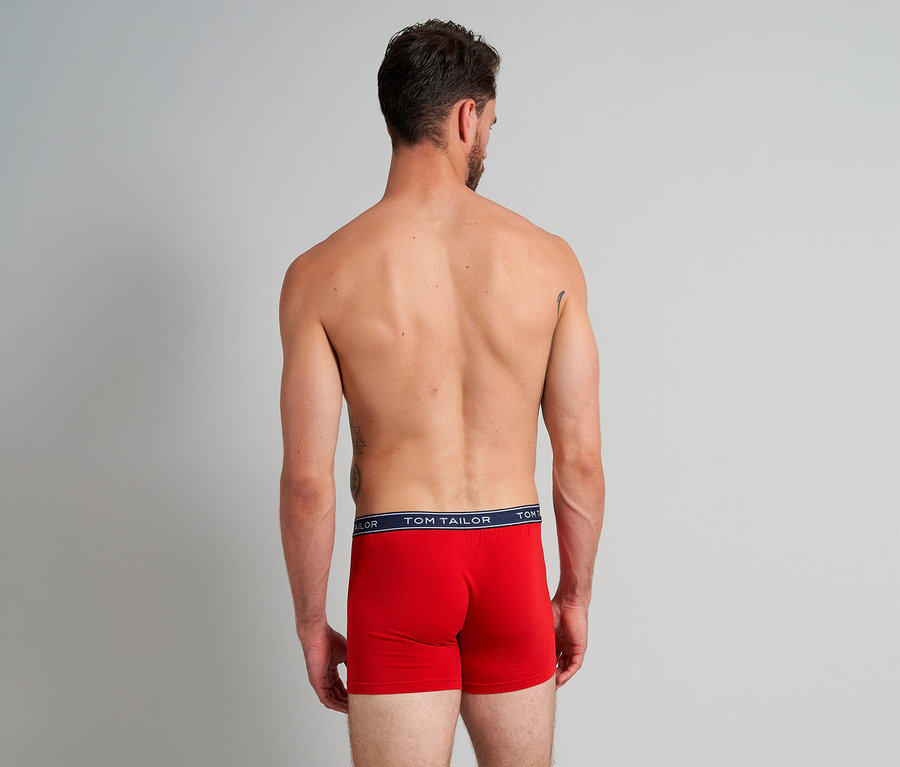 Mann von hinten, oberkörperfrei, trägt rote Tom Tailor Slipboxer »Buffer« mit Markenname am Bund. Teil eines mehrfarbigen 3er-Packs.
