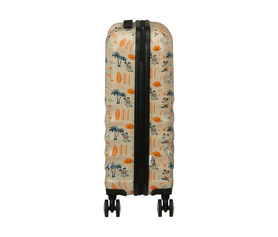 Beiger Koffer mit Mickey Mouse Surf-Muster, Palmen, Sonne und Surfbrettern, mit schwarzen Rollen und Reißverschluss.