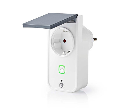 Weißer Smart Plug mit europäischer Steckdose, teilweise geöffneter grauer Schutzkappe, grün beleuchtetem Power-Knopf und WLAN-Symbol.