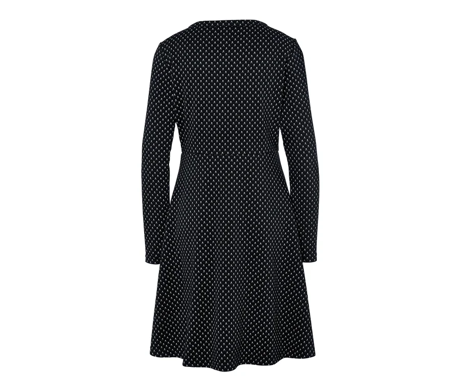 Detailansicht eines Jacquard-Kleids mit langen Ärmeln und Muster.