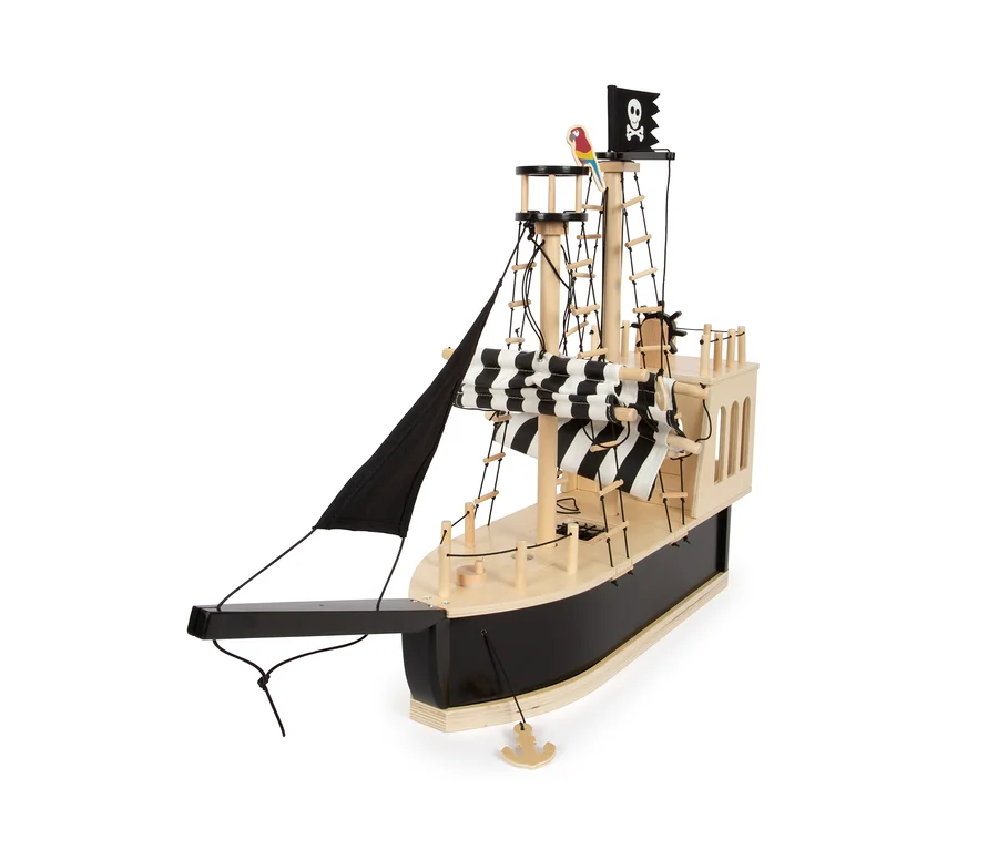 Ein small foot Piratenschiff aus Holz mit einer schwarzen Flagge mit Totenkopf und gekreuzten Knochen und einem hölzernen Papagei.