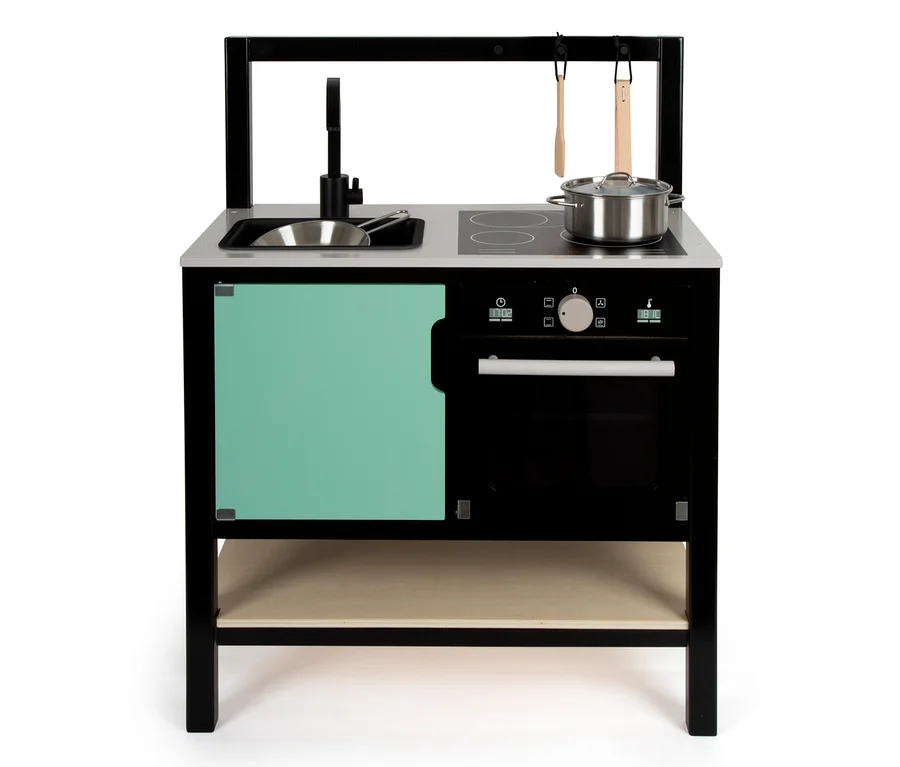 Eine schwarze small foot Kinderküche »Industrial« mit silbernem Topf, Pfanne und Holzbesteck.