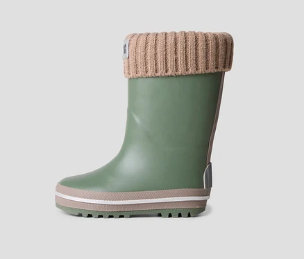 Grüner NAME IT Thermo-Regenstiefel mit beigem Strickbund und mehrschichtiger Sohle.
