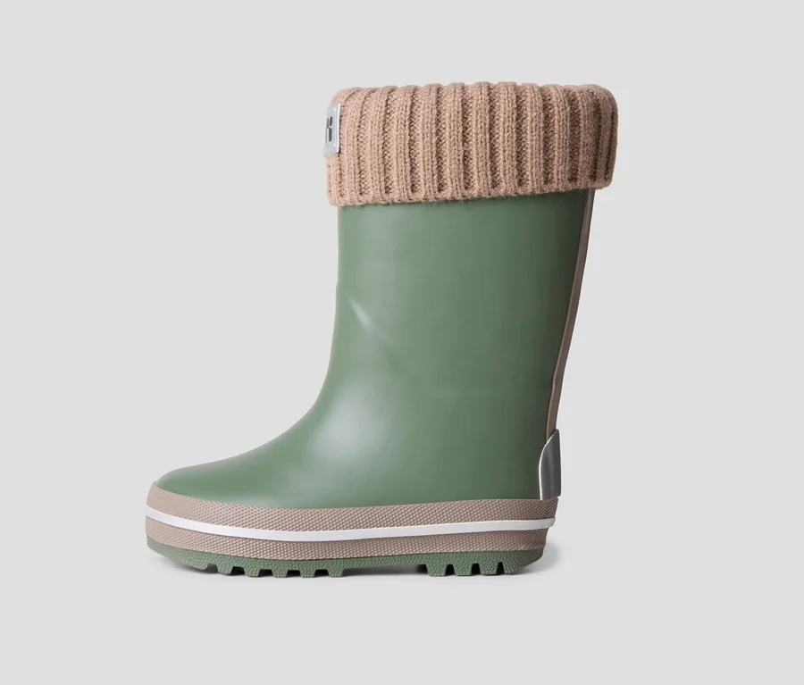 Grüner NAME IT Thermo-Regenstiefel mit beigem Strickbund und mehrschichtiger Sohle.