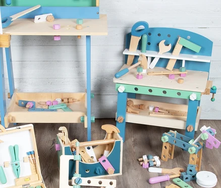 Zwei small foot Werkbänke »Nordic« und ein Werkzeugkoffer »Nordic« aus Holz.