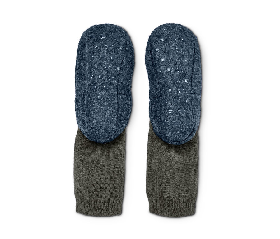 Zwei Kleinkinder-Hausschuh-Socken.