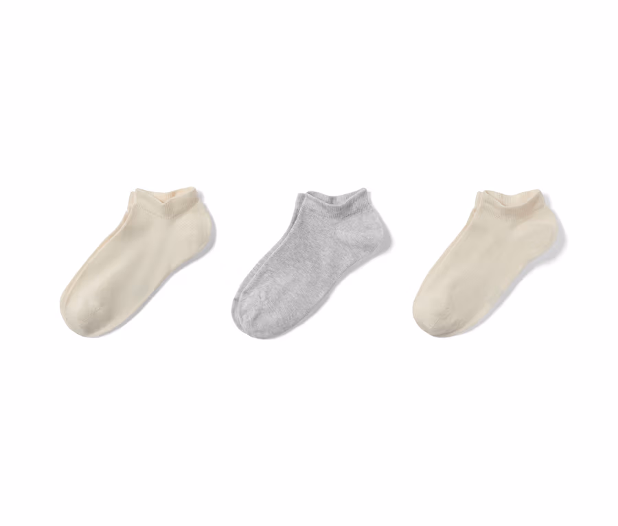 Drei Paar beige und hellgraue Kinder-Sneakersocken.