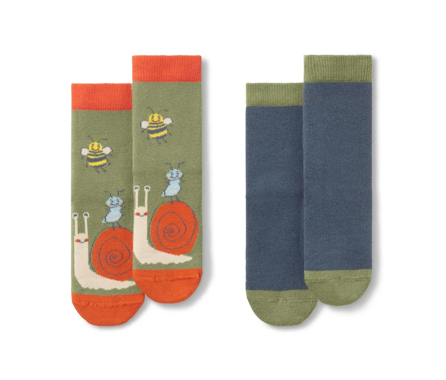 Zwei Paar Kinder-Antirutsch-Socken. Ein Paar ist olivgrün mit orangefarbenen Bündchen, Schnecken und Bienen. Das andere Paar ist blau mit grünen Bündchen.