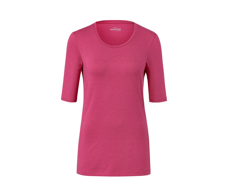 Pinkfarbener Pyjama mit kurzen Ärmeln.