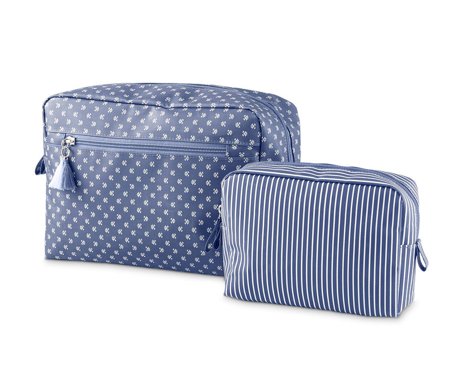 Zwei blaue Kulturtaschen-Sets: eine mit Blumenmuster, eine mit Streifen.