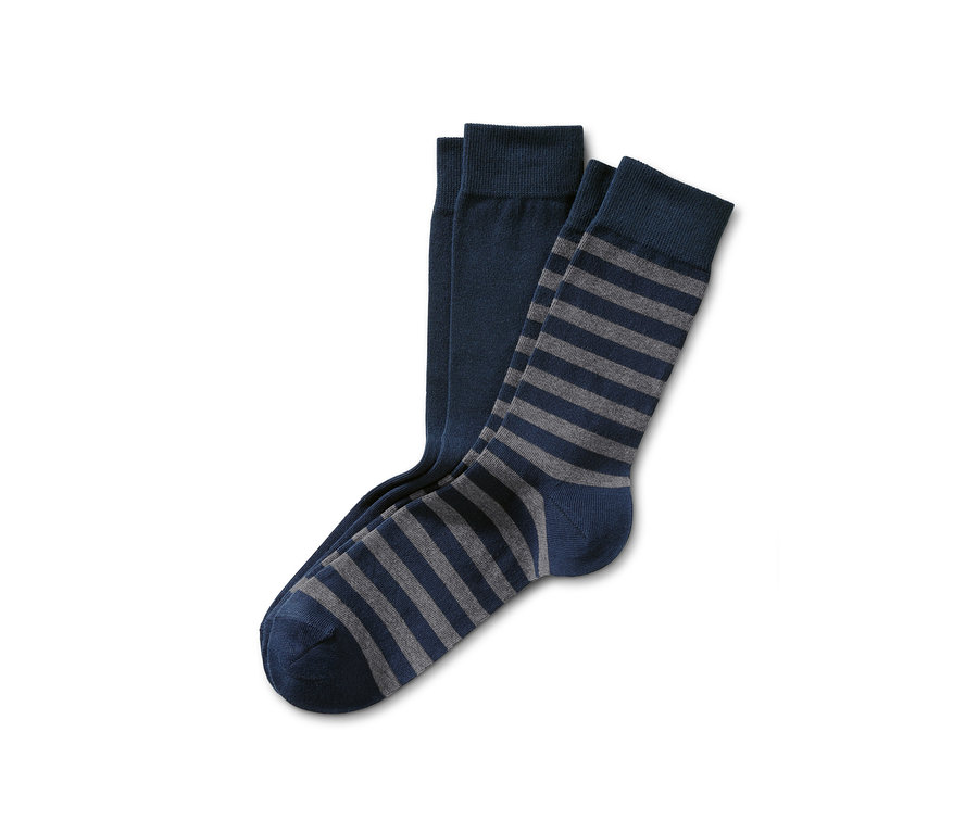Zwei Paar Socken: ein Paar blau und ein Paar blau mit grauen Streifen.