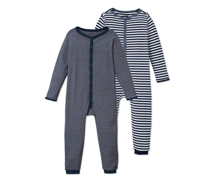 Zwei Pyjamas: einfarbig grau und blau-weiß gestreift.