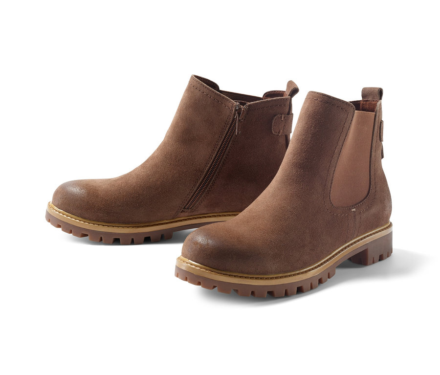 Zwei braune Veloursleder-Boots vor einem weißen Hintergrund.