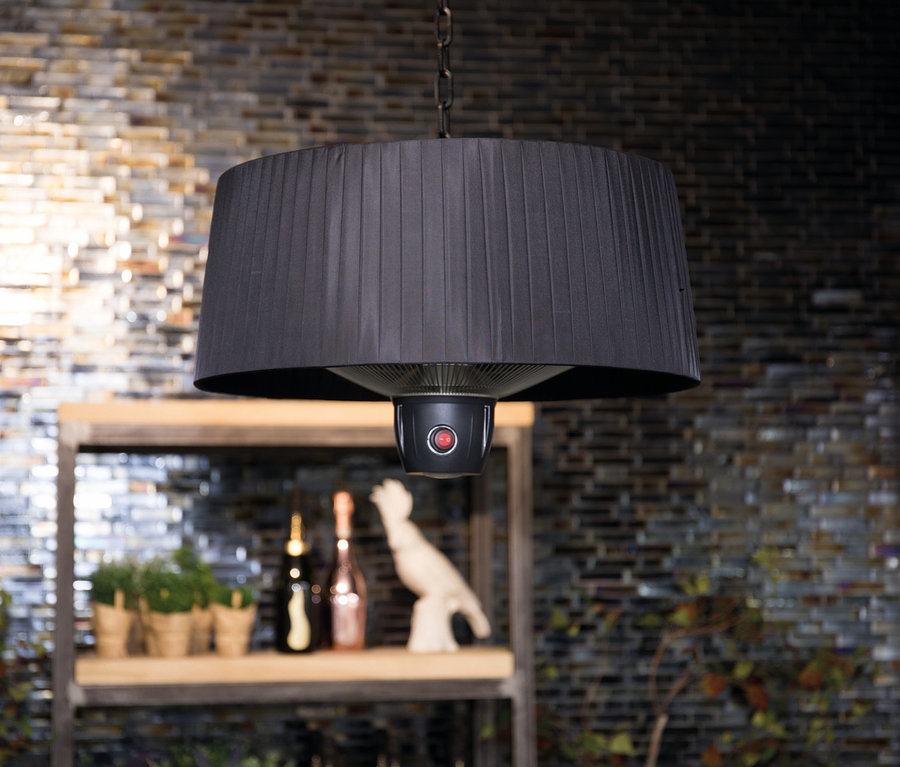 Ein schwarzer Sunred-Hänge-Heizstrahler »Halogen Artix Basic« hängt an einer Kette.